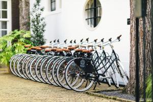 阿姆斯特丹The Dylan Amsterdam - The Leading Hotels of the World的停在大楼旁边的一排自行车