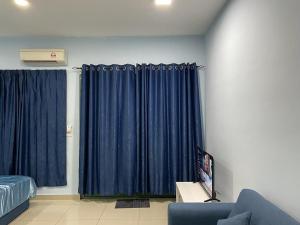 塞贝维CQ28-SELF CHECK IN- Wifi- Netflix- Parking-New, 2017的客厅配有蓝色窗帘和沙发