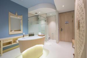 芭东海滩Beyond Patong的一间带大浴缸和水槽的浴室