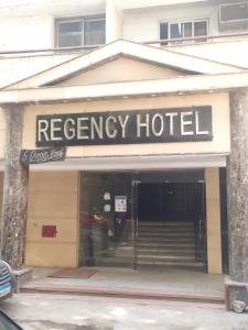 开罗Regency Hotel的大楼前的康复酒店标志