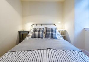 哈丁敦Number 70的一张带蓝色和白色床单及枕头的床