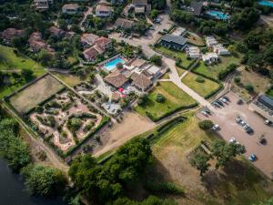 韦基奥圣露西港口Hotel Olmuccio的享有庄园的空中景致,设有房屋和游泳池