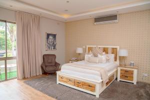 哈拉雷Masawara Urban Retreat的卧室配有白色的床和椅子