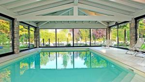 莫尼加格毕安诺公园住宅Il号酒店的享有树林景致的室内游泳池