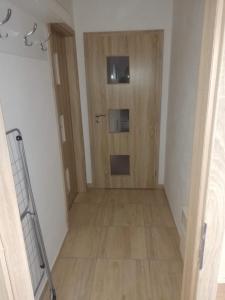 科瓦斯卡Apartmán Petra的走廊上,房间设有木门
