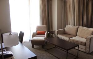 惠灵顿惠灵顿雷吉斯酒店的客厅配有沙发、椅子和桌子