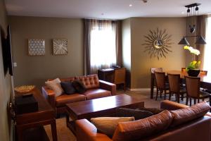 惠灵顿惠灵顿雷吉斯酒店的带沙发的客厅和用餐室