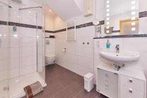 策尔廷根-拉蒂希艾赛斯餐厅酒店的白色的浴室设有水槽和淋浴。