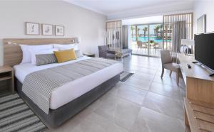 马萨阿拉姆IBEROTEL Costa Mares的一间带大床的卧室和一间客厅
