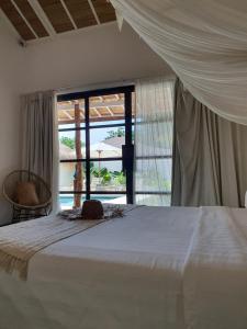 吉利特拉旺安威尔逊休闲酒店的一间卧室配有一张床,享有游泳池的景色