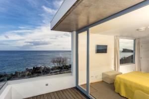 蓬塔德尔加达Ocean View by Azores Villas的海景卧室