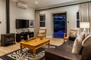 Karoo Masterclass - Accommodation Prince Albert的电视和/或娱乐中心