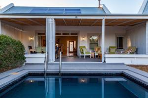 艾伯特王子镇Karoo Masterclass - Accommodation Prince Albert的房屋前有游泳池的房子