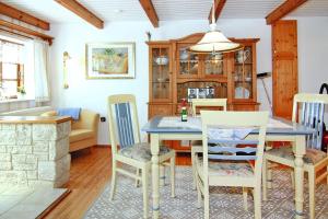 岑平Cottage, Zempin的厨房以及带桌椅的用餐室。
