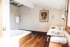 圣阿德里安圣阿德里安别墅酒店的一间带水槽和浴缸的浴室