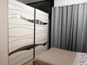 LizzanelloLoft的一间卧室配有床和窗帘