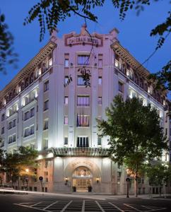 萨拉戈萨萨拉戈萨格兰德NH酒店的街上的粉红色建筑