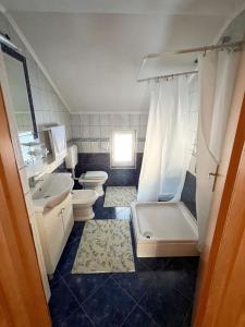 库普雷斯Kuća Vesna的浴室设有2个卫生间、水槽和浴缸。