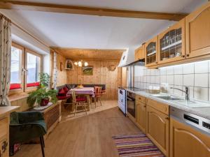 蒂罗尔州圣约翰Sunnseit Lodge - Kitzbüheler Alpen的厨房以及带桌子和沙发的客厅。