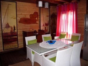 阿尔比恩Chalet The Dream avec Piscine à 150m de la Plage的一间带桌子和椅子的用餐室
