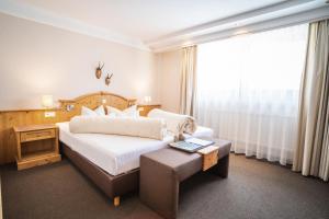 施泰纳赫布伦纳祖尔玫瑰阿克蒂夫酒店的酒店客房设有床和窗户。