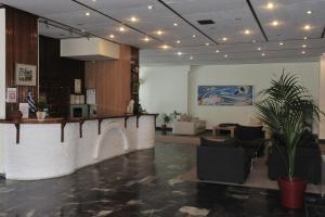 圣塞多罗伊西亚加斯海滩酒店的大厅,在房间内配有柜台和椅子