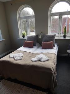 Gredstedbro格莱德斯特德布罗酒店的一间卧室配有一张大床和两条毛巾