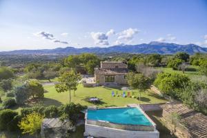 印加Villa Coric的享有带游泳池的房屋的空中景致