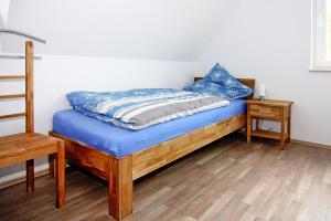 维埃雷格Semi-detached house Lotte, Vieregge的一间卧室配有一张蓝色床单