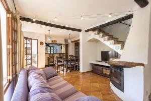 穆罗海滩Casa Ibicenca Sagitario 454的带沙发和电视的客厅以及厨房。