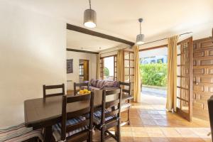穆罗海滩Casa Ibicenca Sagitario 454的用餐室以及带桌椅的起居室。