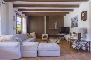 比尼萨勒姆Villa Es Triquet Family的客厅配有白色沙发和电视