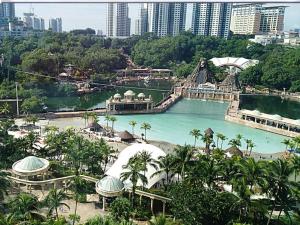 八打灵再也Hotel Sunjoy9 Bandar Sunway的享有主题公园的水上公园景致
