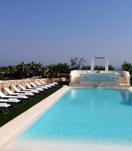 蒙塔尔巴诺马塞里亚科尔特阿布鲁阿斯尼旅馆的一个带躺椅的游泳池和一个游泳池