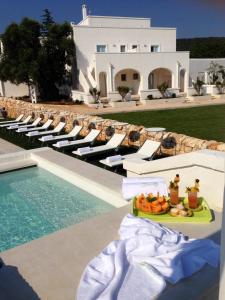 蒙塔尔巴诺马塞里亚科尔特阿布鲁阿斯尼旅馆的坐在游泳池旁桌子上的水果盘
