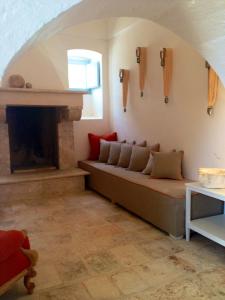 蒙塔尔巴诺马塞里亚科尔特阿布鲁阿斯尼旅馆的带沙发和壁炉的客厅