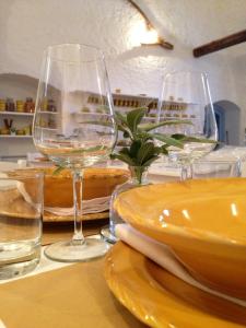 蒙塔尔巴诺马塞里亚科尔特阿布鲁阿斯尼旅馆的一张桌子,上面放着两杯酒和盘子