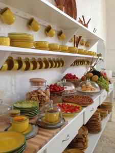 蒙塔尔巴诺马塞里亚科尔特阿布鲁阿斯尼旅馆的厨房内的架子自助美食