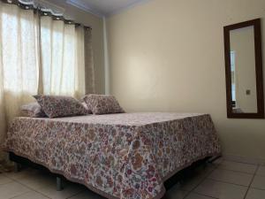 圣若热岛Casa Estrela de Jorge的一间卧室配有一张带毯子和镜子的床