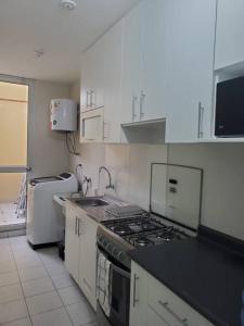 皮乌拉Departamento de estreno en 1er piso en Condominio的厨房配有炉灶和水槽