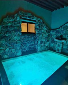 瓜纳华托Hotel Spa Casa del Sol的石头墙房的游泳池