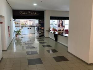 奥林达Flat beira mar, Olinda 4 Rodas 315的铺着瓷砖地板的商店走廊