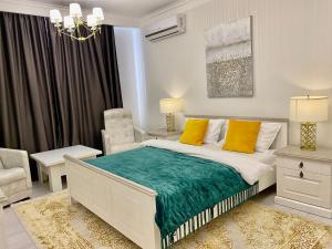 鲍里斯皮尔DeLight Apartments的一间卧室配有一张带黄色枕头和椅子的床