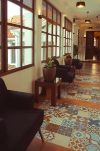 苏克雷San Juan Suites的大堂设有椅子、桌子和窗户。