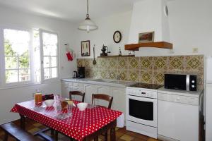 佩内斯坦Beautiful quiet holiday home, close to the beach的厨房配有一张桌子和红色的波尔卡圆桌布
