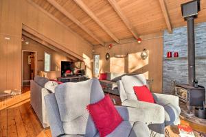 东斯特劳兹堡Lakefront Poconos Cottage - Deck, Fire Pit and Grill的客厅设有两张沙发和一个壁炉