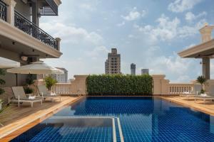 金边Duong Chan Hotel的建筑物屋顶上的游泳池