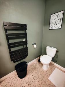 敦刻尔克Le Bienvenu - T2 avec terrasse au coeur de Malo的一间带卫生间的浴室和墙上的照片