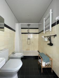 里斯本Suite's Vintage的带浴缸、卫生间和盥洗盆的浴室