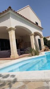 萨拉比塔Villa 231 Boho House Estrenc - luxury family life - just 5-10min to sandy beach的房屋前有游泳池的房子
